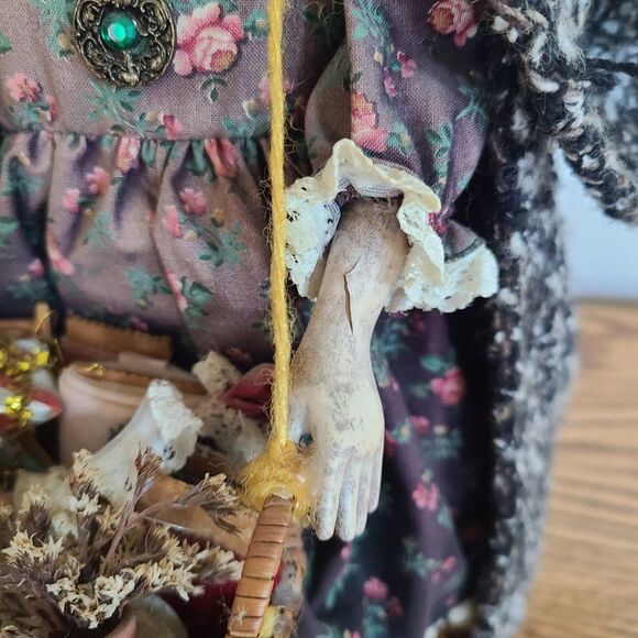 Vintage Artisan OOAK Handcrafted Old Woman Peddler Doll With Treasures And Stand - Picture 5 of 15